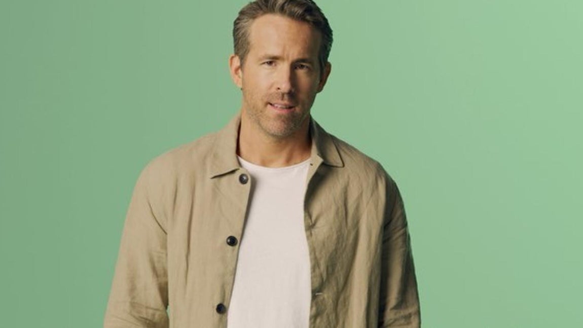 Ryan Reynolds. El de Ryan Reynolds es el corte más sencillo y natural si lo quieres llevar corto y estás en esa etapa de la vida donde la cantidad no es abundante de cabello. Reynolds lo resuelve de maravilla y además lo hace sin miedo a esconder las canas.