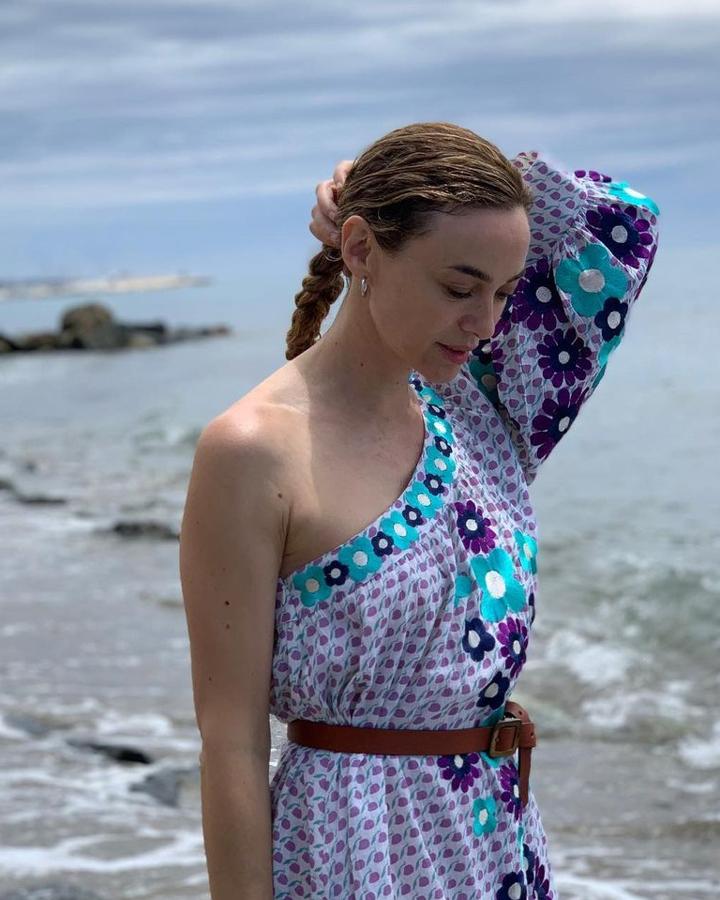 Trenza. Las trenzas se llevan mucho este año en todas sus versiones. La más sencilla y práctica para ir a la playa es la que ha elegido Marta Hazas. Una trenza baja de tres cabos peinada hacia atrás. Es una forma también de lucir después de un día de playa o piscina las ondas surferas. Solo hay que hacer la trenza con el pelo mojado y aplicar un spray de sal para que se marquen más. Al deshacerla, el pelo quedará con unas ondas perfectas.