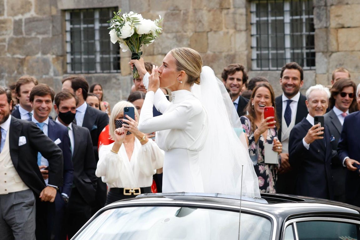 Lucía Bárcena y Marco Juncadella se han dado el 'sí, quiero' este fin de semana en la Iglesia de San Antonio de Padua en el Pazo de Oca, una construcción del siglo XVII conocido como 'el Versalles gallego'. El vestido de la novia, una de las grandes incógnitas de la ceremonia, ha sido un diseño de Jorge Acuña. Un elegante y sencillo diseño elaborado en crepe de seda, con manga larga y hombreras, cuello alto con detalle de joya y abertura en la espalda que culminaba con una larga cola.