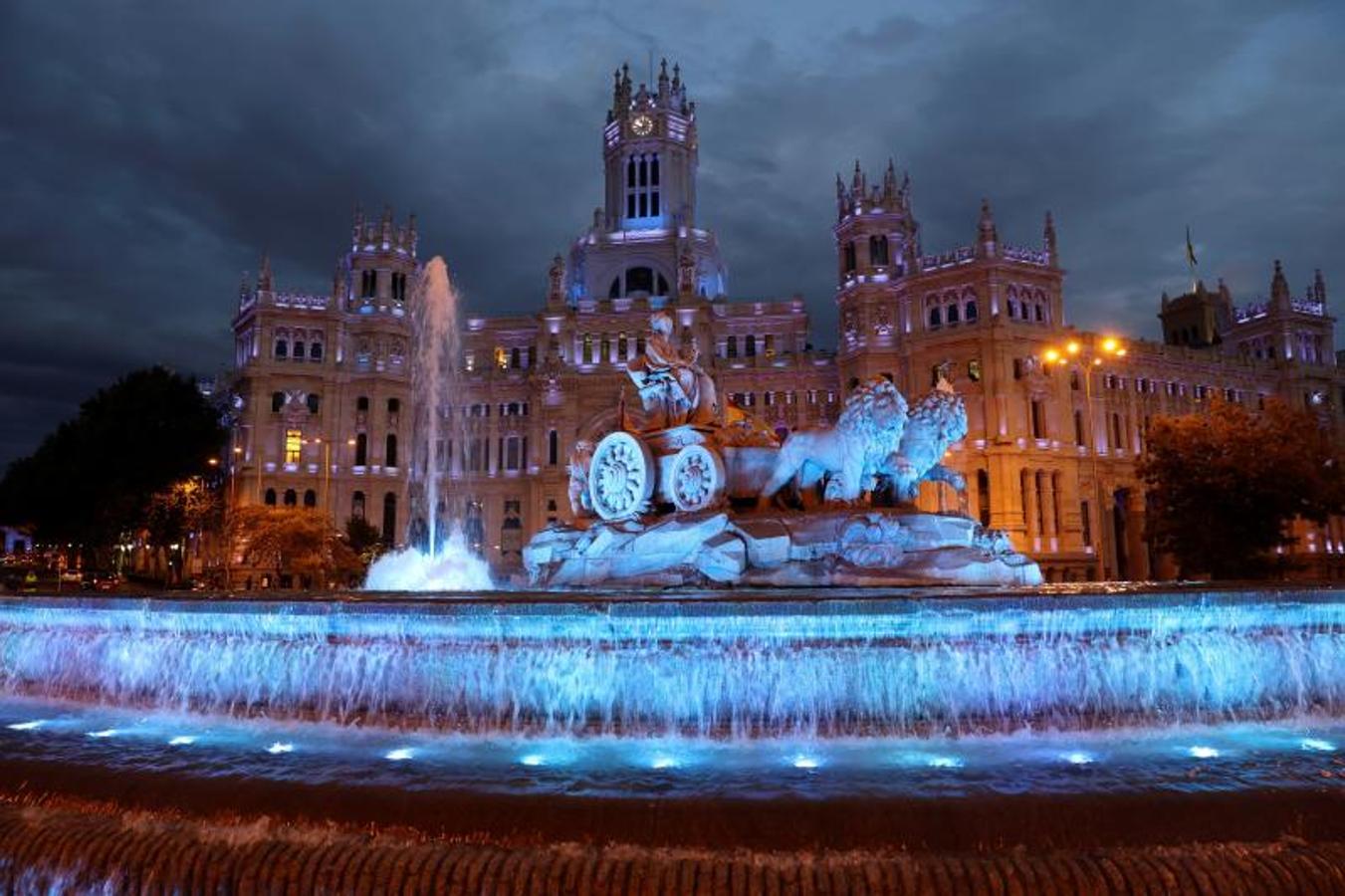 La fuente de Cibeles se iluminará durante una semana para celebrar el nombramiento del eje Prado-Retiro como Patrimonio Mundial. 