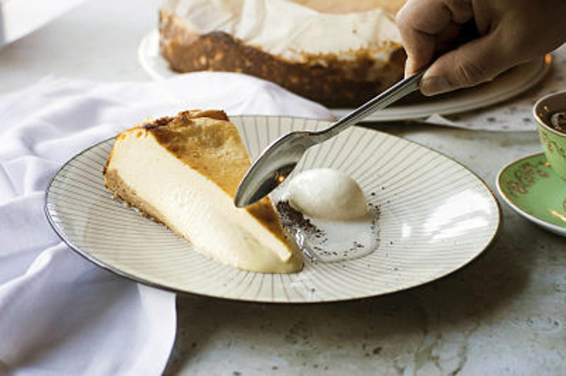 TATEL Madrid. La tarta de queso TATEL, elaborada con base de galleta, queso de burgos y nata, destaca por su textura; casi líquida en el interior y contundente en la cubierta. Además, se acompaña de un helado de leche casero, una combinación que deja sin palabras a todo aquel que lo prueba, un auténtico regalo para el paladar. De la mano de su Chef Ejecutivo, Julio Miralles, la tarta de queso de TATEL Madrid es el mejor capricho para disfrutar de cualquier día de verano.