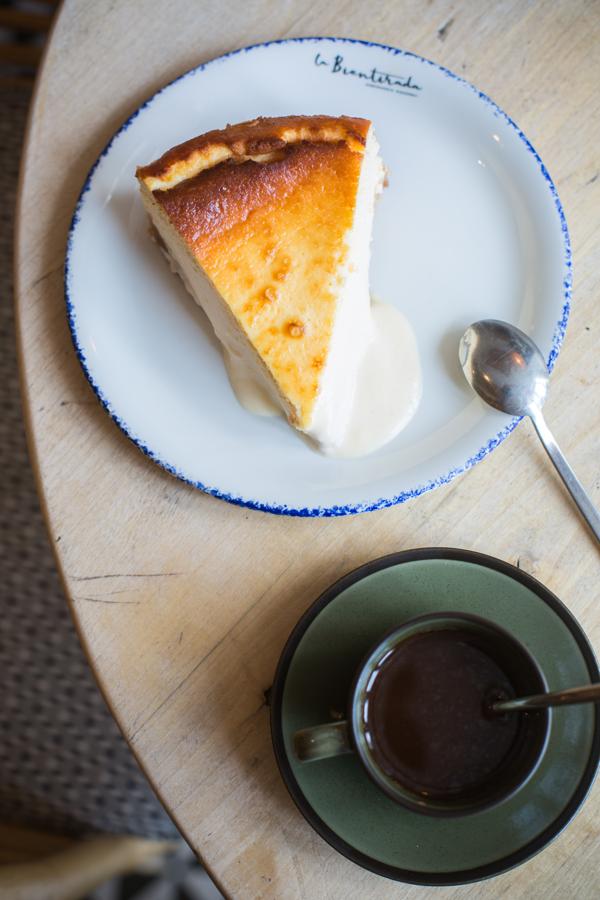 La Bientirada. Doce pruebas y 59.000 porciones después, la tarta de queso de La Bientirada sigue siendo uno de los postres más aclamados. El Grupo Lalala ya cuenta con cuatro Bientiradas repartidas por todo Madrid, donde la tarta de queso es la reina de la carta, incluyéndose incluso en la carta de desayunos. Jaime Viscasillas fue uno de los creadores de este famoso postre y al parecer no fue nada fácil dar con él: "queríamos darle una cremosidad diferente a otras y que el punto dulce fuese justo, no exagerado. También que el crujiente de galleta fuese crujiente de verdad, que no quedase una galleta húmeda. En definitiva, que la tarta tuviese un equilibrio perfecto", cuenta el chef.