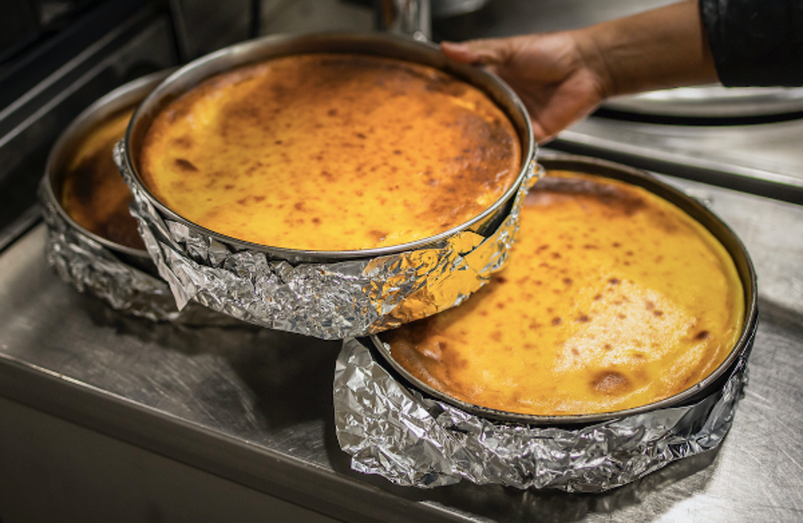 Café Comercial. Imprescindible en la vida cultural y social madrileña desde hace más de 130 años, el Café Comercial (Glorieta de Bilbao, 7) se ha convertido por derecho propio en un punto de encuentro entre generaciones y en un referente de la gastronomía castiza. Para poner la nota dulce tras una comida, o para disfrutar entre horas, Pepe Roch elabora una tarta de queso tostada al horno con un interior cremoso. La acompaña de frutos rojos y helado de galleta artesana. Un dulce que se puede disfrutar en barra, en el restaurante o en la terraza ubicada en la glorieta de Bilbao.