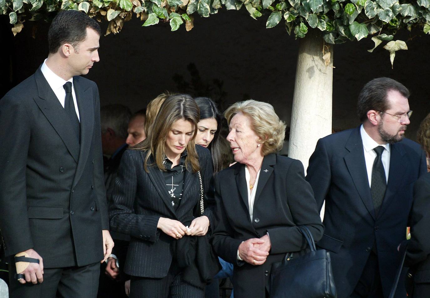 Los entonces Príncipes de Asturias asistieron al funeral del abuelo paterno de doña Letizia, José Luis Ortiz Velasco, esposo de Menchu Álvarez del Valle. 