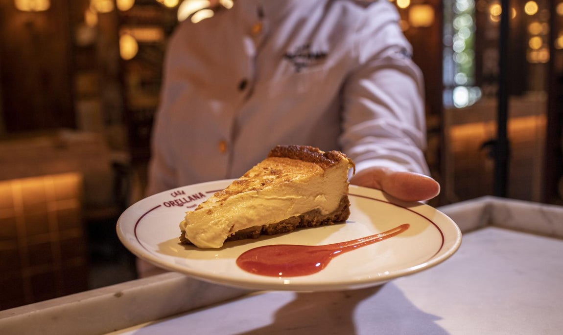 Casa Orellana. En pleno barrio de Las Salesas y ubicado en la calle que le da nombre, Casa Orellana (call Orellana, 6) ofrece una propuesta castiza y actual de barra de picoteo y casa de comidas. El restaurante cuenta espacio dispuesto para hacer honor al aperitivo y donde el tapeo y mojar pan están a la orden del día. Además, su terraza alejada del ruido de la ciudad se convierte en un pequeño oasis donde parar y disfrutar de los sabores de siempre. Entre sus recetas dulces, el chef sevillano Guillermo Salazar propone una deliciosa tarta de queso payoyo, un guiño a sus raíces andaluzas y vascas.