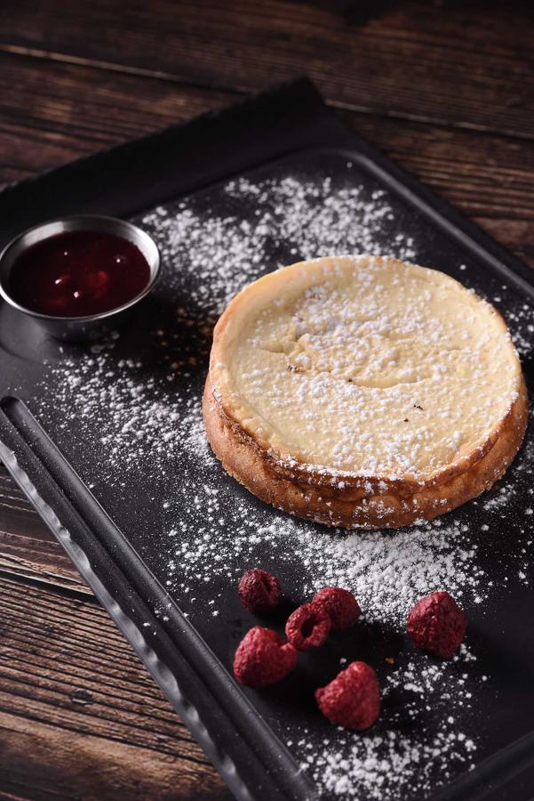 Grupo Con Fuego. El grupo de restauración Grupo Con Fuego, fundado por los hermanos Joaquín y Paco Capel, acoge los 14 restaurantes de las marcas Ôven Mozzarella, Steakburger y Santita Carbón Mexicano, a los que se une la galería gastronómica Gran Vía 55. Para disfrutar del Día de la Tarta de Queso, el grupo propone descubrir uno de sus postres estrella: la tarta cremosa de queso artesanal de Steakburger y La Definitiva de Santita Carbón Mexicano.