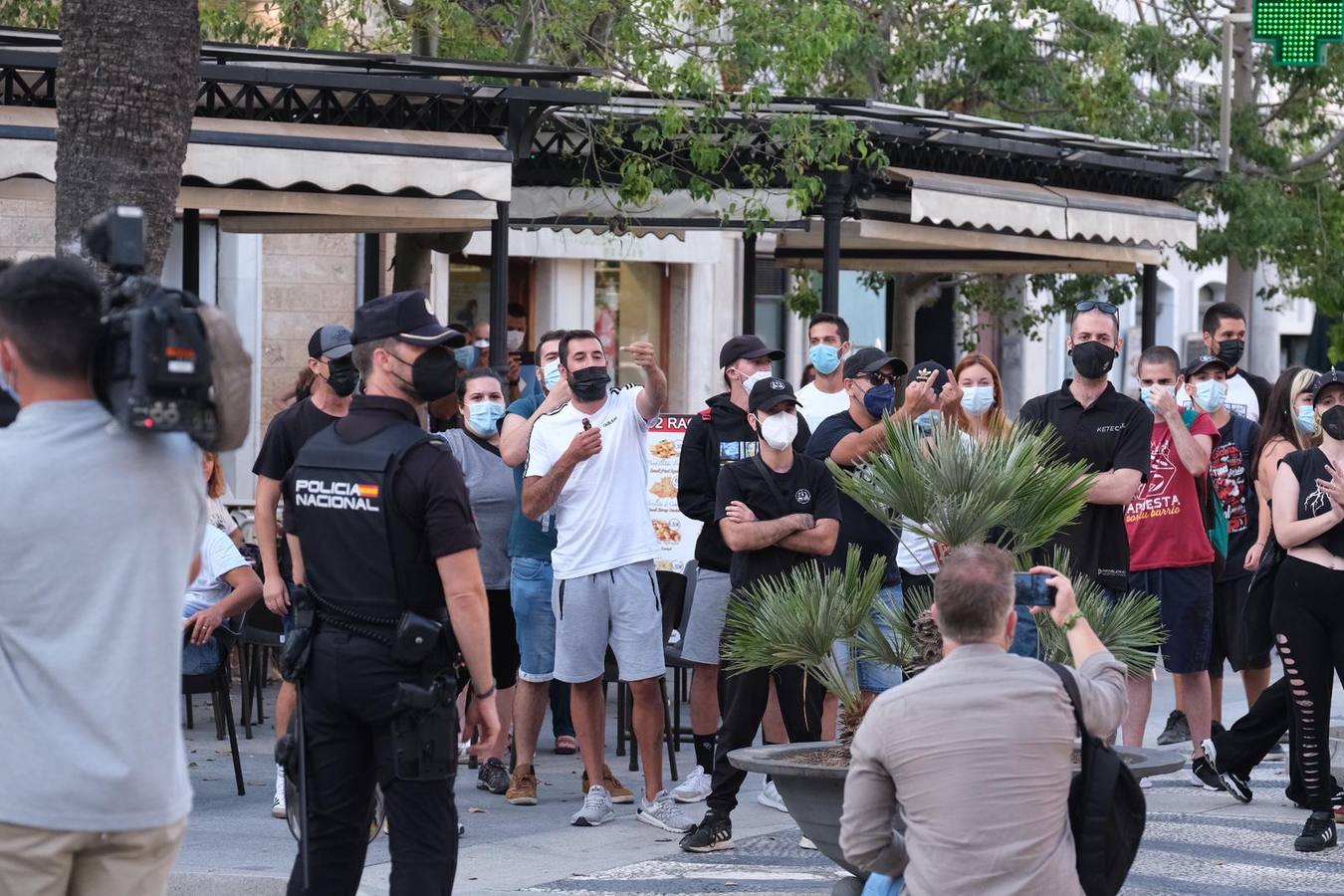 FOTOS: Tensión en la plaza de San Juan de Dios en el acto de VOX con Macarena Olona en Cádiz