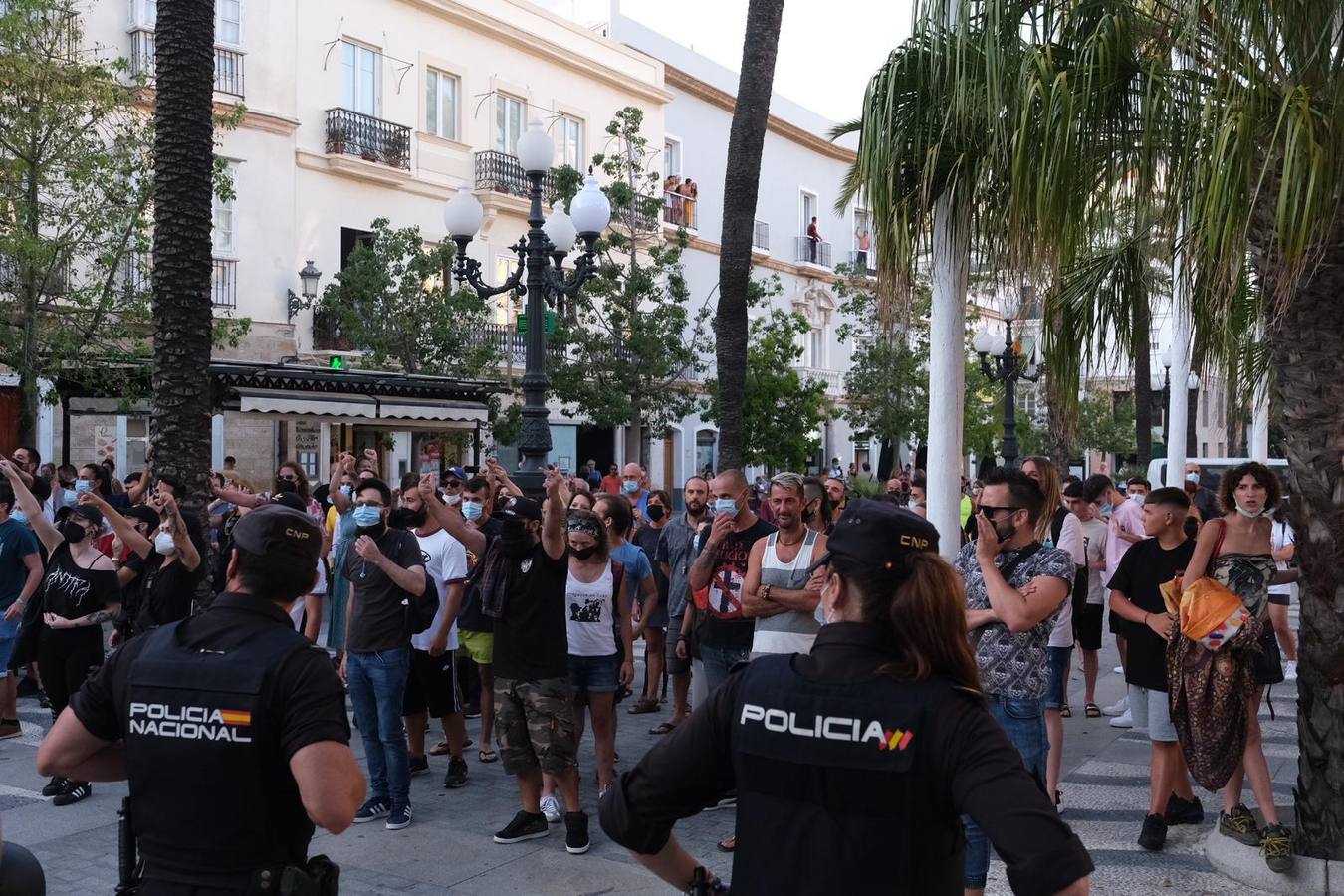 FOTOS: Tensión en la plaza de San Juan de Dios en el acto de VOX con Macarena Olona en Cádiz