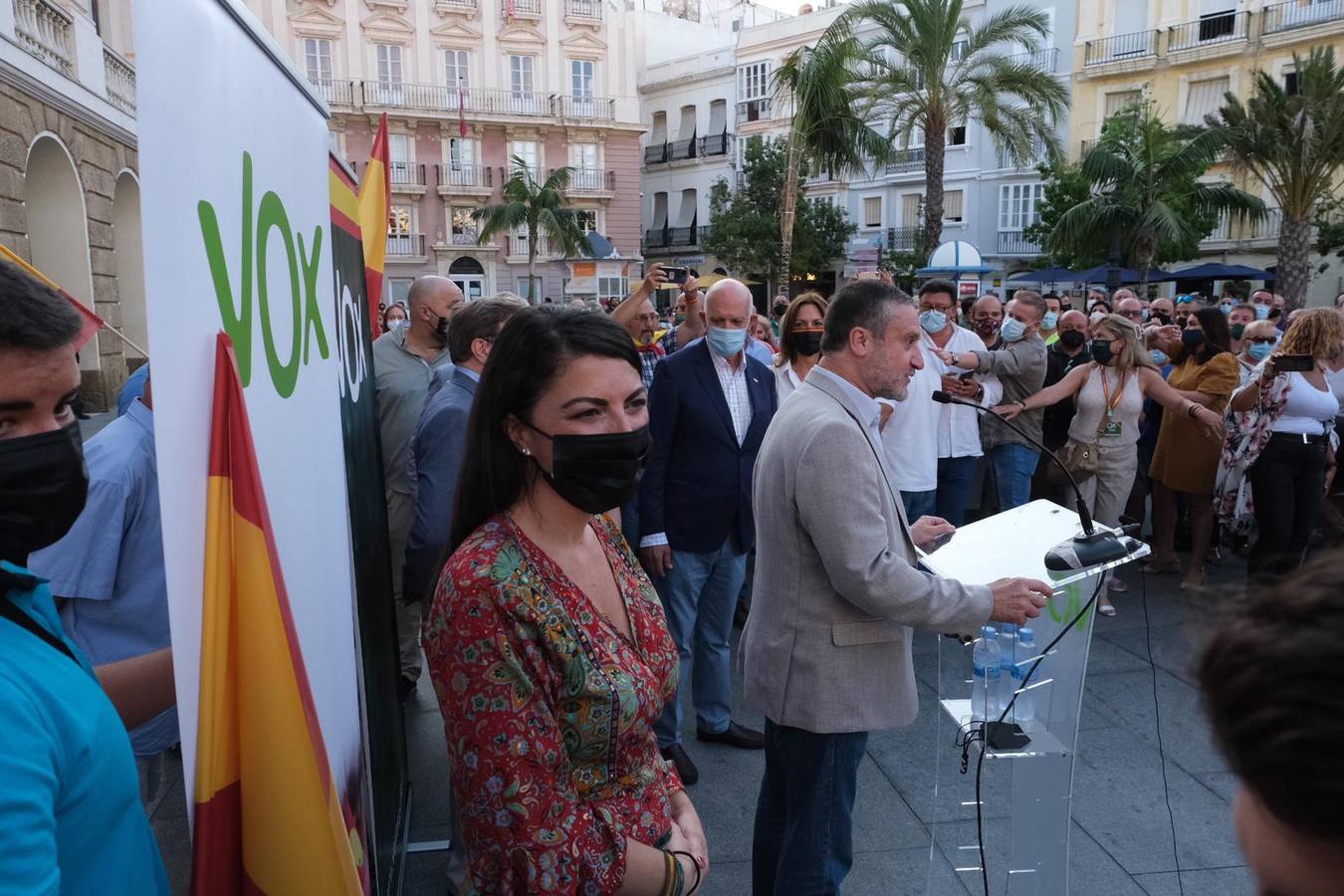 FOTOS: Tensión en la plaza de San Juan de Dios en el acto de VOX con Macarena Olona en Cádiz