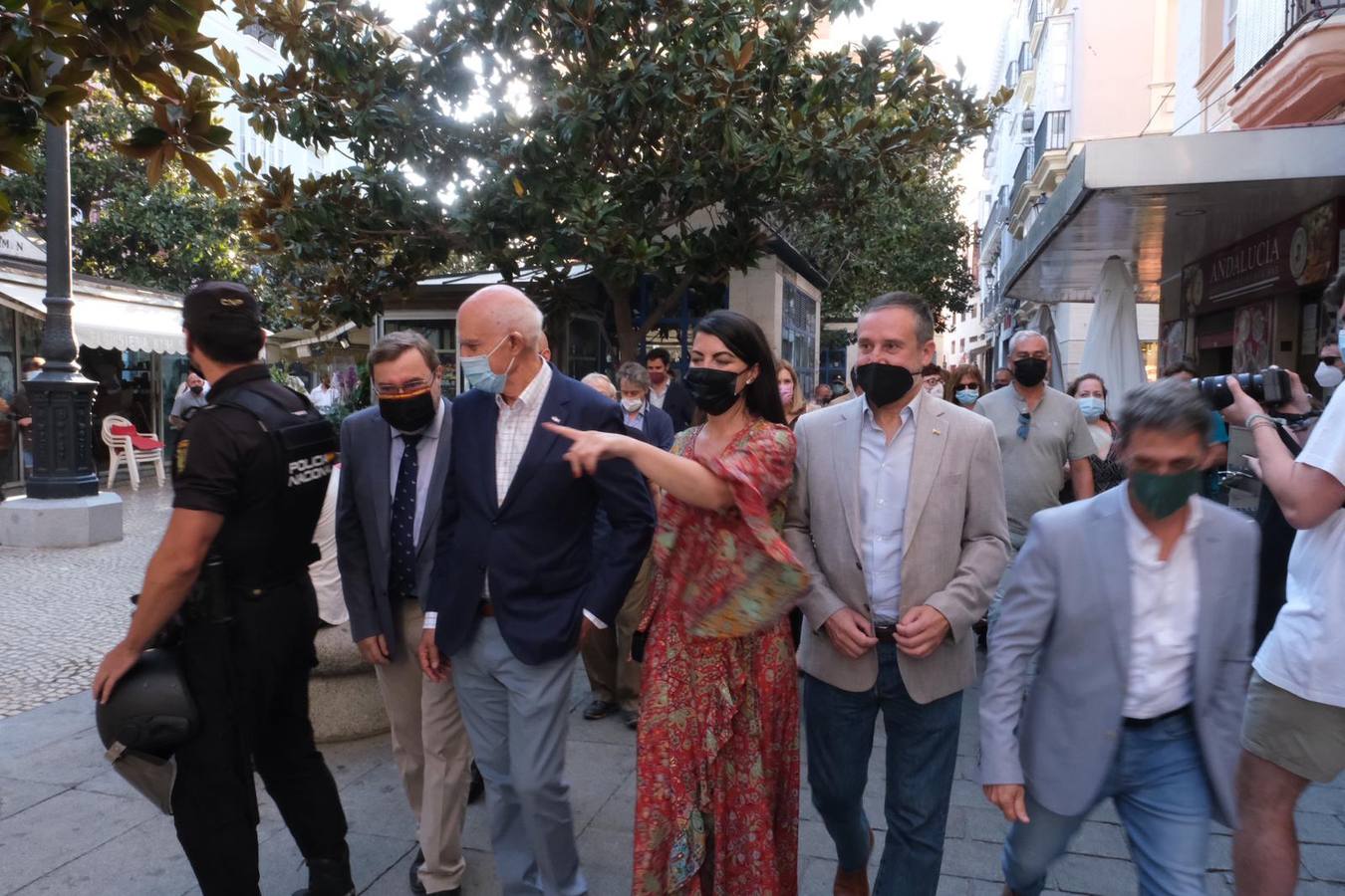 FOTOS: Tensión en la plaza de San Juan de Dios en el acto de VOX con Macarena Olona en Cádiz