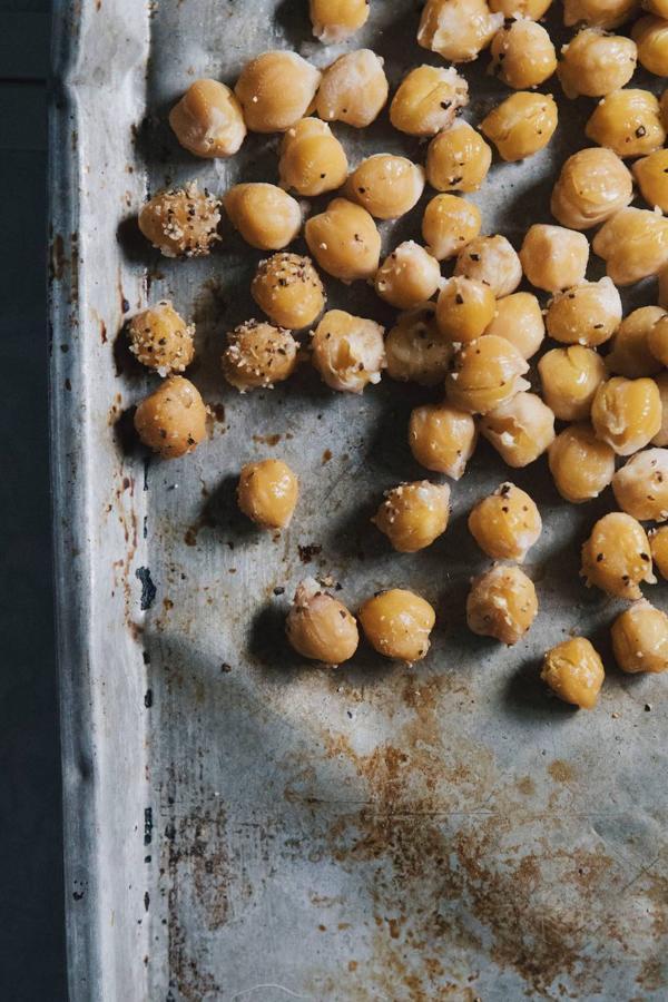 Garbanzos. Los garbanzos no son la excepción, y se unen al resto de legumbres como detonante de la creación de gases. Se pueden machacar una vez cocinados, para minimizar su efecto.