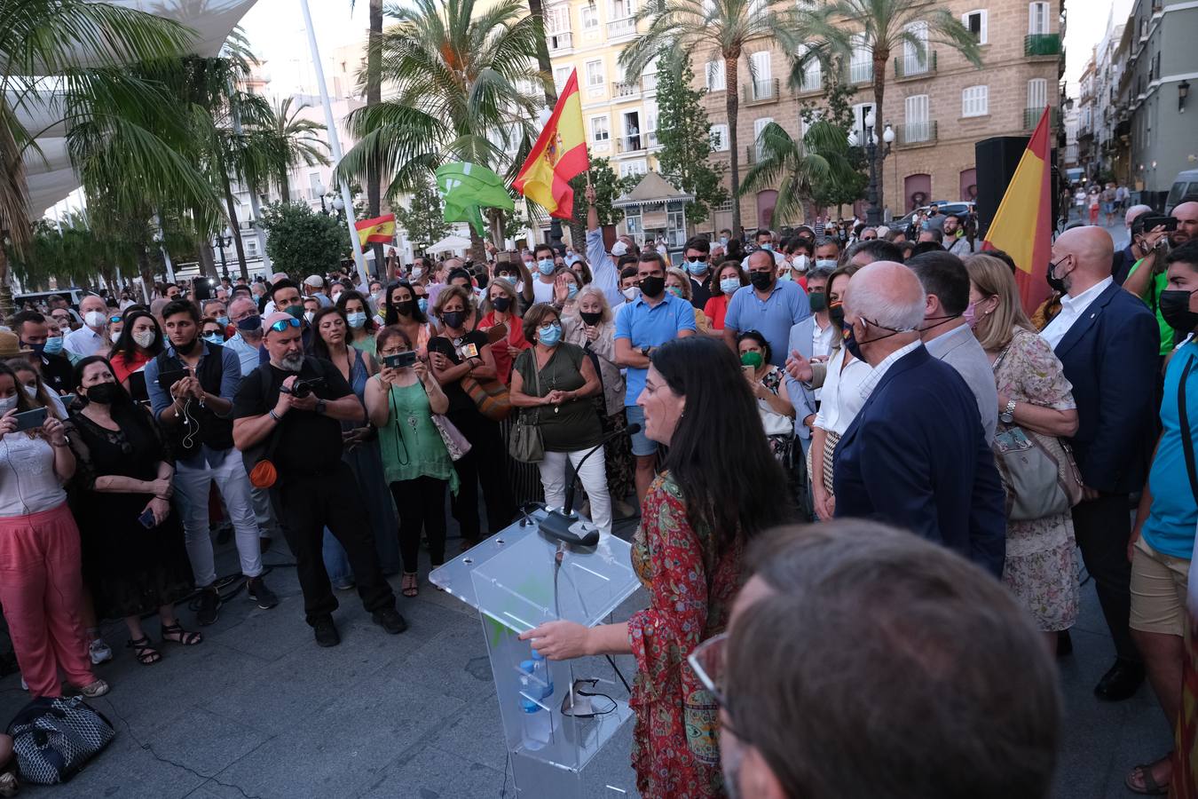 FOTOS: Tensión en la plaza de San Juan de Dios en el acto de VOX con Macarena Olona en Cádiz