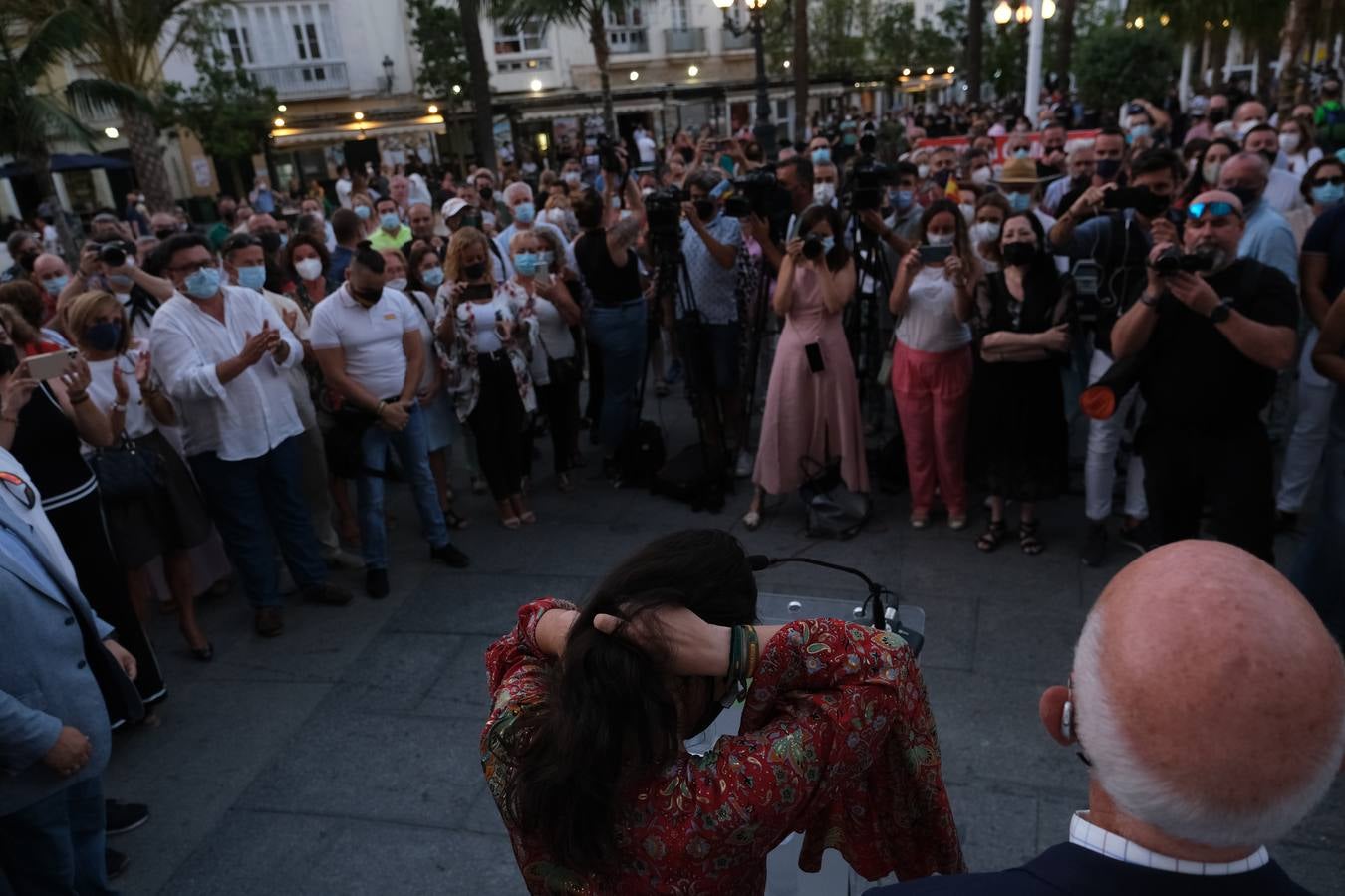 FOTOS: Tensión en la plaza de San Juan de Dios en el acto de VOX con Macarena Olona en Cádiz