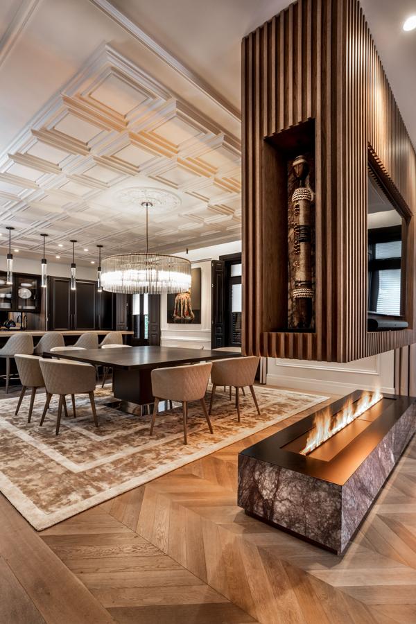 Exclusividad en el barrio de Salamanca. Entre sus múltiples detalles destacan sus molduras de Orac Decor, que aportan un toque elegante, o sus balcones, que ofrecen calidez y claridad a la casa.