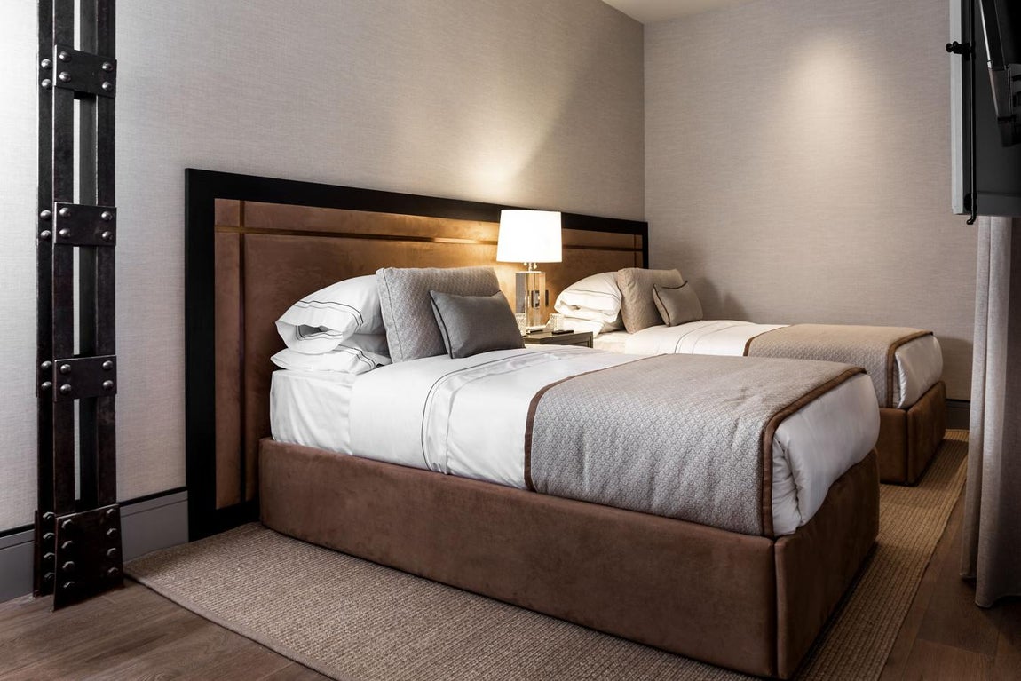 Exclusividad en el barrio de Salamanca. Así, son autores de grandes oficinas, como las del inversor mexicano Terralpa o las del gigante chino Ali Babá, tiendas de lujo como la de Bang &amp; Olufsen o el restaurante Iztac Madrid.