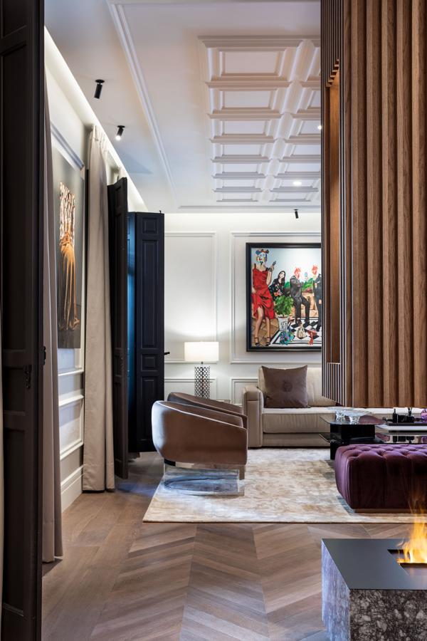 Exclusividad en el barrio de Salamanca. Aquellos que hayan visto La casa de las flores, serie emitida en Netflix, reconocerán una de las obras del salón, un cuadro creado por Roberta Lobeira, artista que pintó los míticos cuadros de la familia De la Mora y que ha sabido plasmar el arte folclórico español en este cuadro.