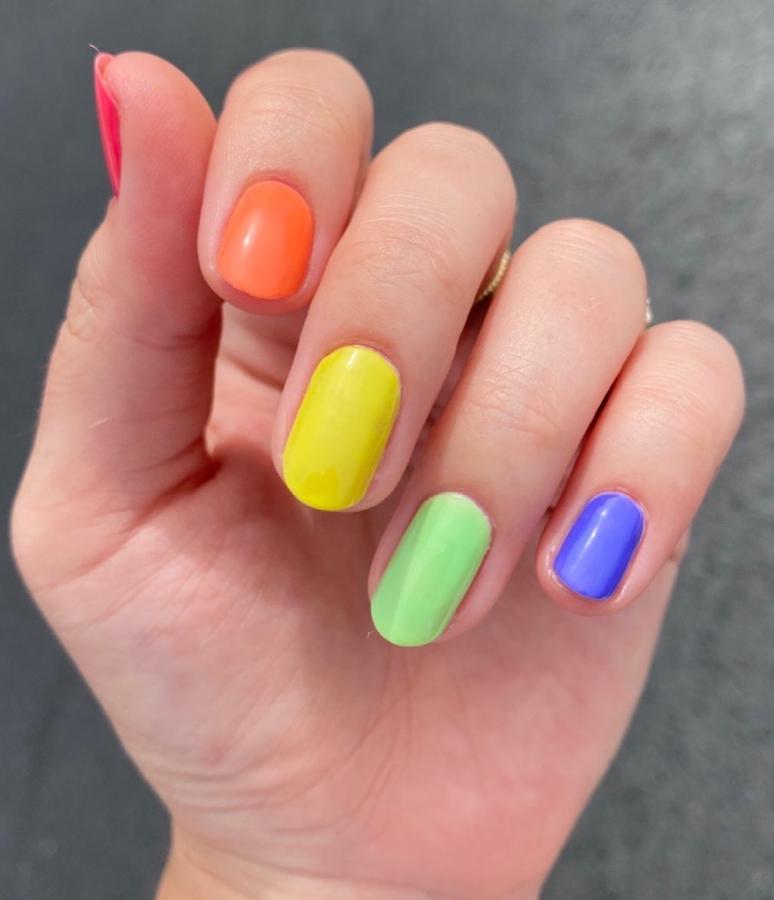 Tendencia en manicura de verano 2021: multicolor. 