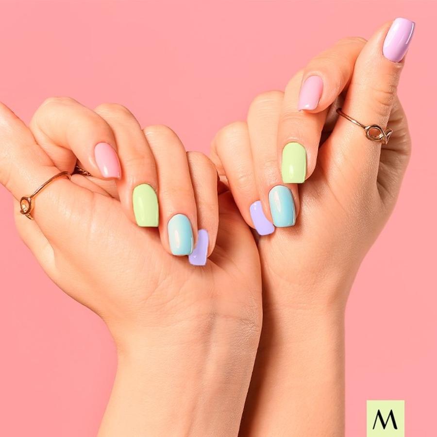 Tendencia en manicura de verano 2021: multicolor pastel. 