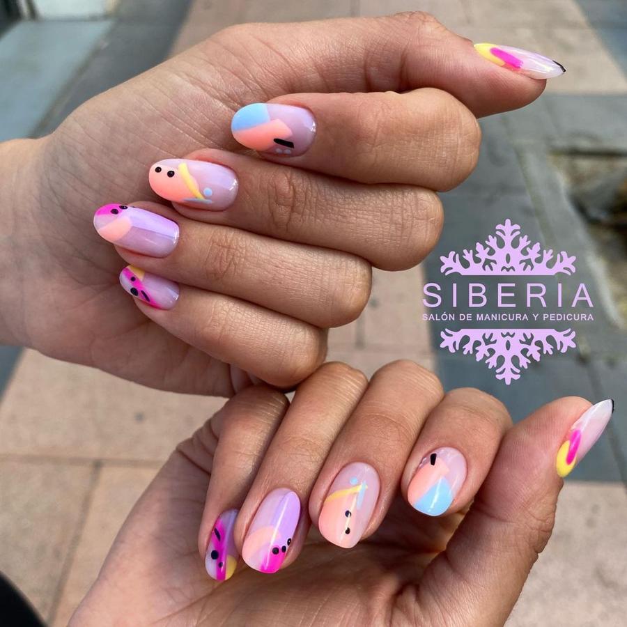Tendencia en manicura de verano 2021: 'Arty'. 