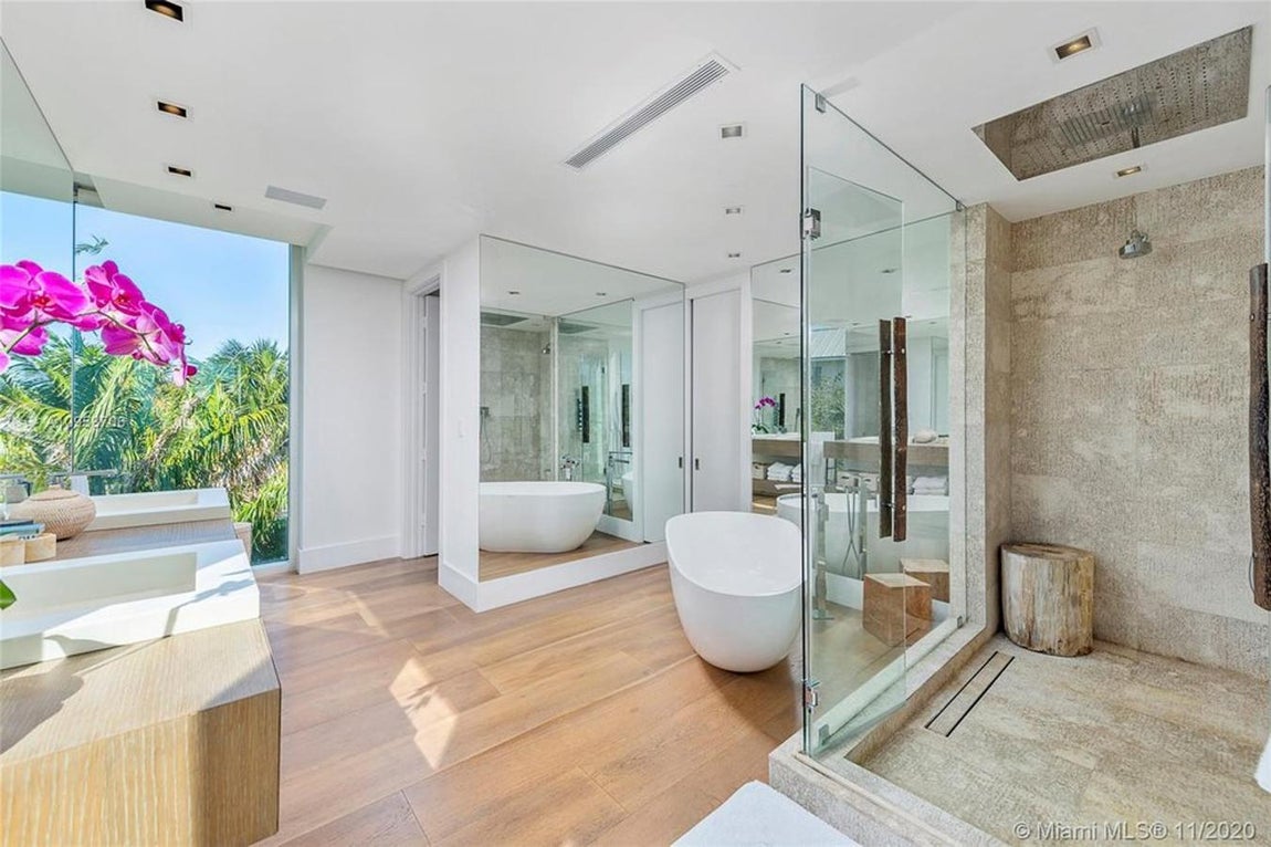 La mansión donde Messi veranea en Miami. El baño principal no tiene nada que envidiar a los de los mejores hoteles, con terraza propia, jacuzzi y una gran ducha.