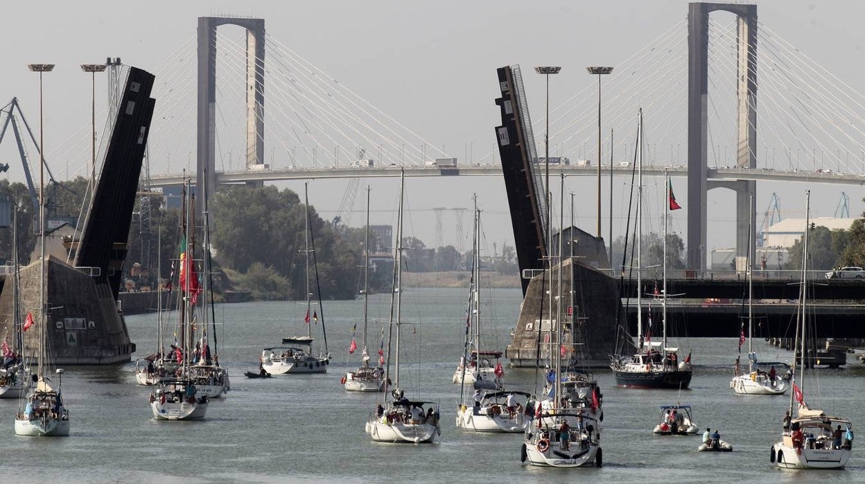 En imágenes: decenas de veleros cruzan el puente de las Delicias hacia Cádiz