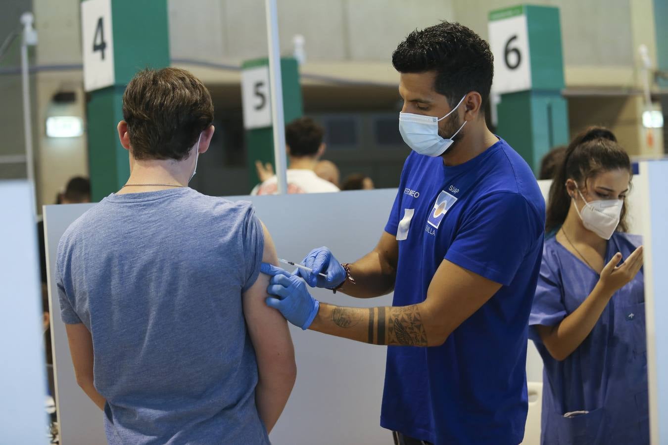 El inicio de la vacunación a los adolescentes sevillanos, en imágenes