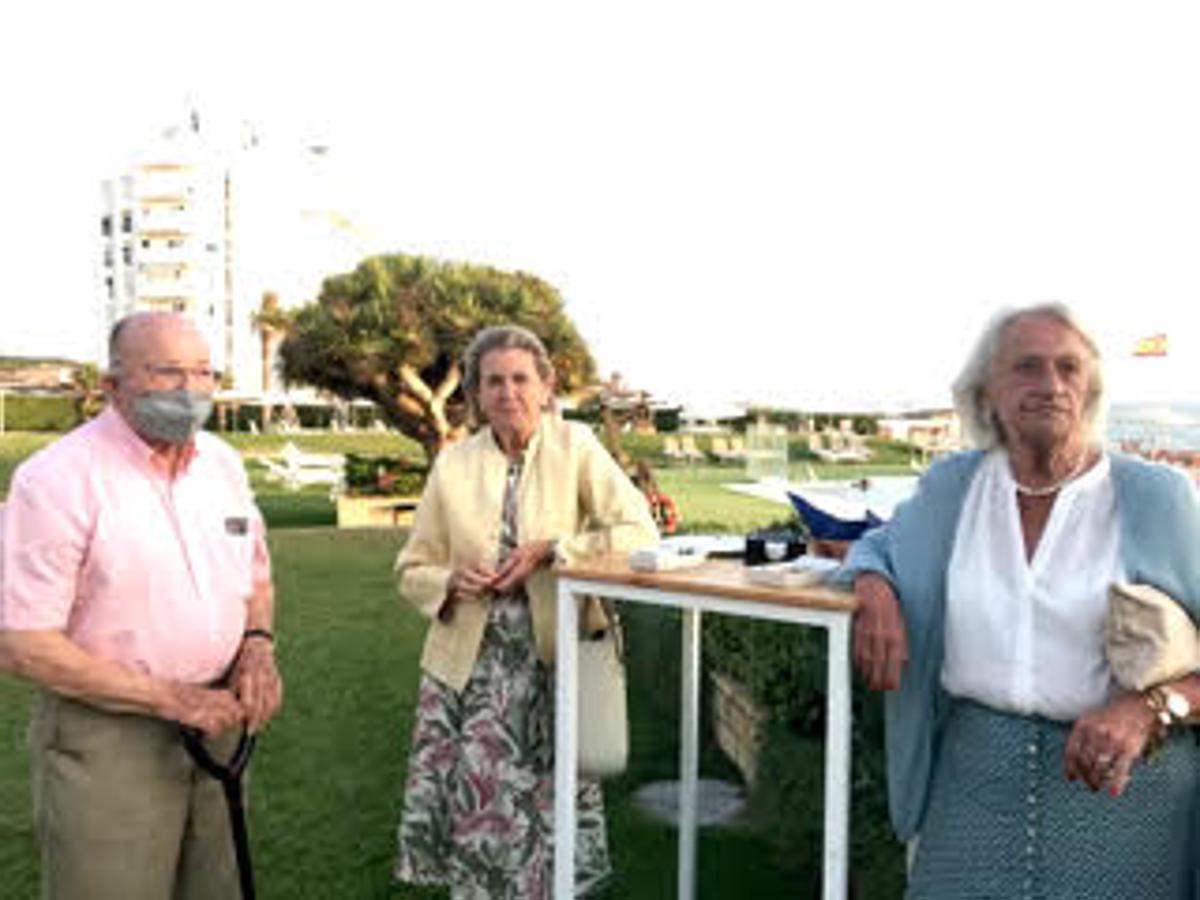 Javier Terry, María José Vázquez y María Elisa Osborne durante la velada en el Real Club de Golf.. 