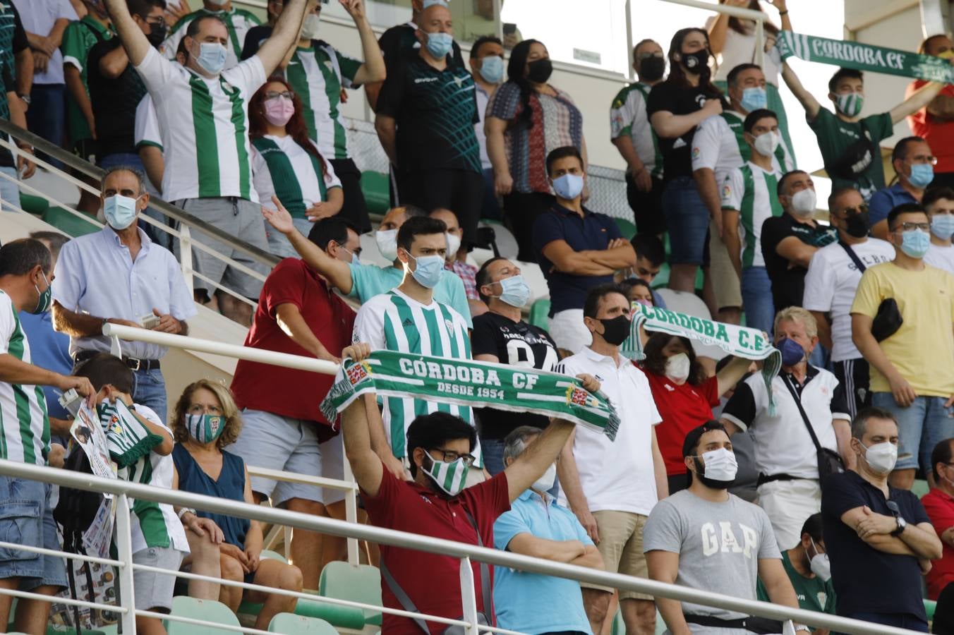 La vuelta del público en el Córdoba CF-Linares, en imágenes