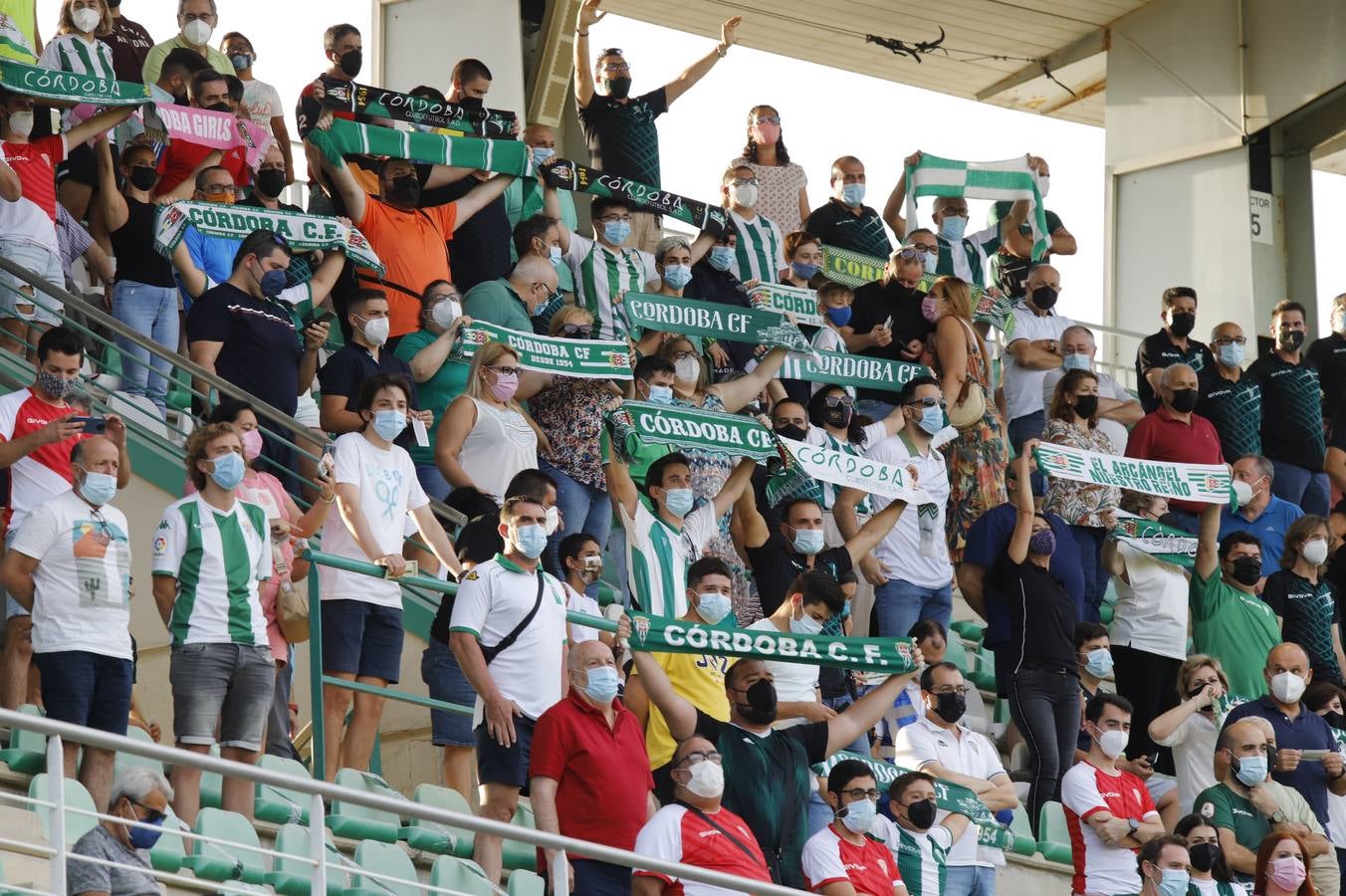 La vuelta del público en el Córdoba CF-Linares, en imágenes