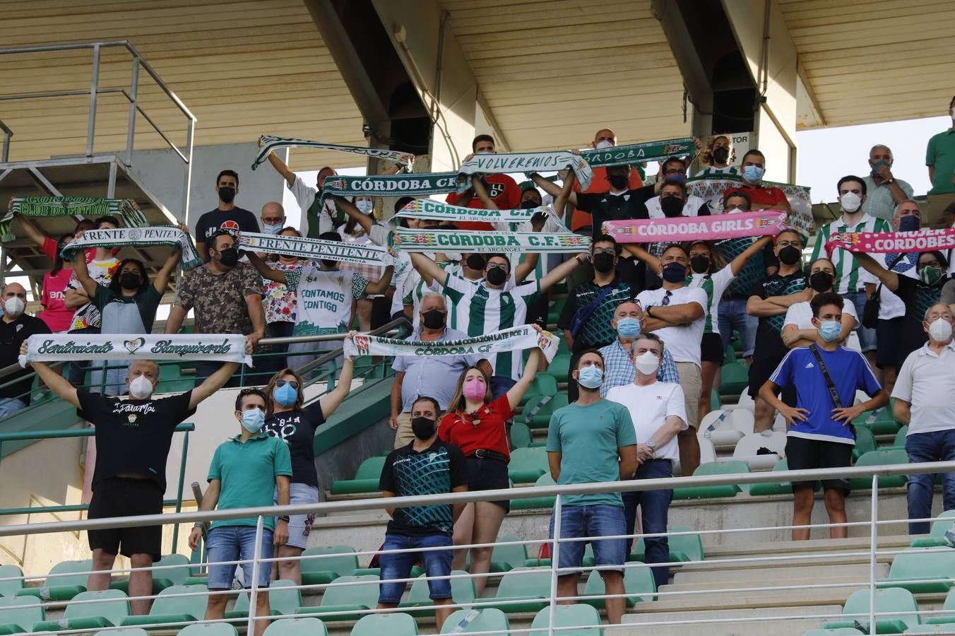 La vuelta del público en el Córdoba CF-Linares, en imágenes