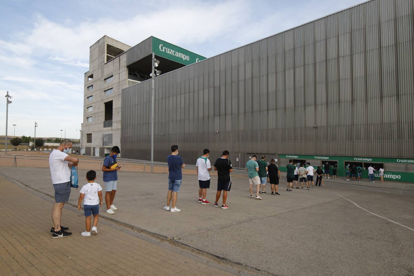 La vuelta del público en el Córdoba CF-Linares, en imágenes