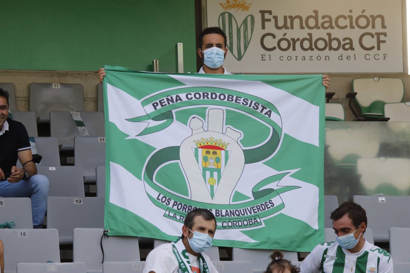 La vuelta del público en el Córdoba CF-Linares, en imágenes