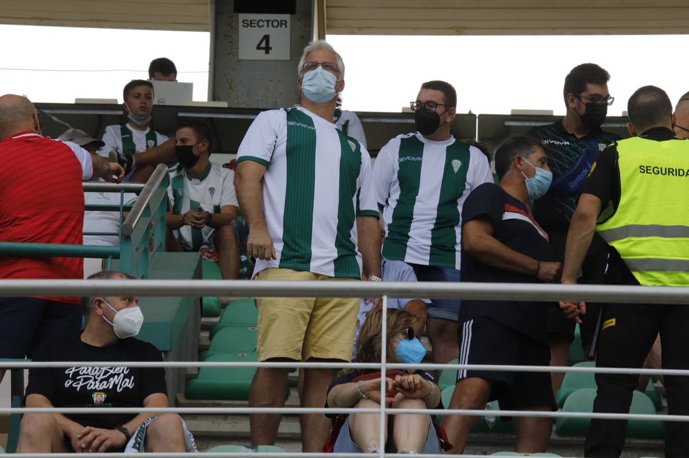 La vuelta del público en el Córdoba CF-Linares, en imágenes