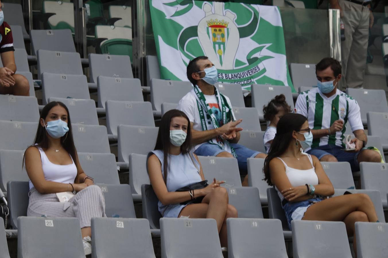 La vuelta del público en el Córdoba CF-Linares, en imágenes