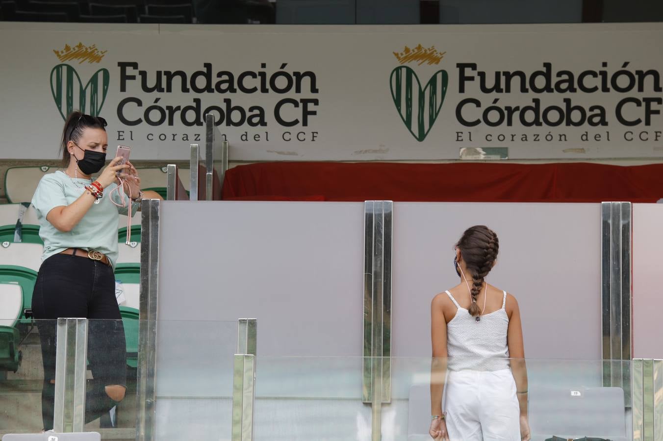 La vuelta del público en el Córdoba CF-Linares, en imágenes