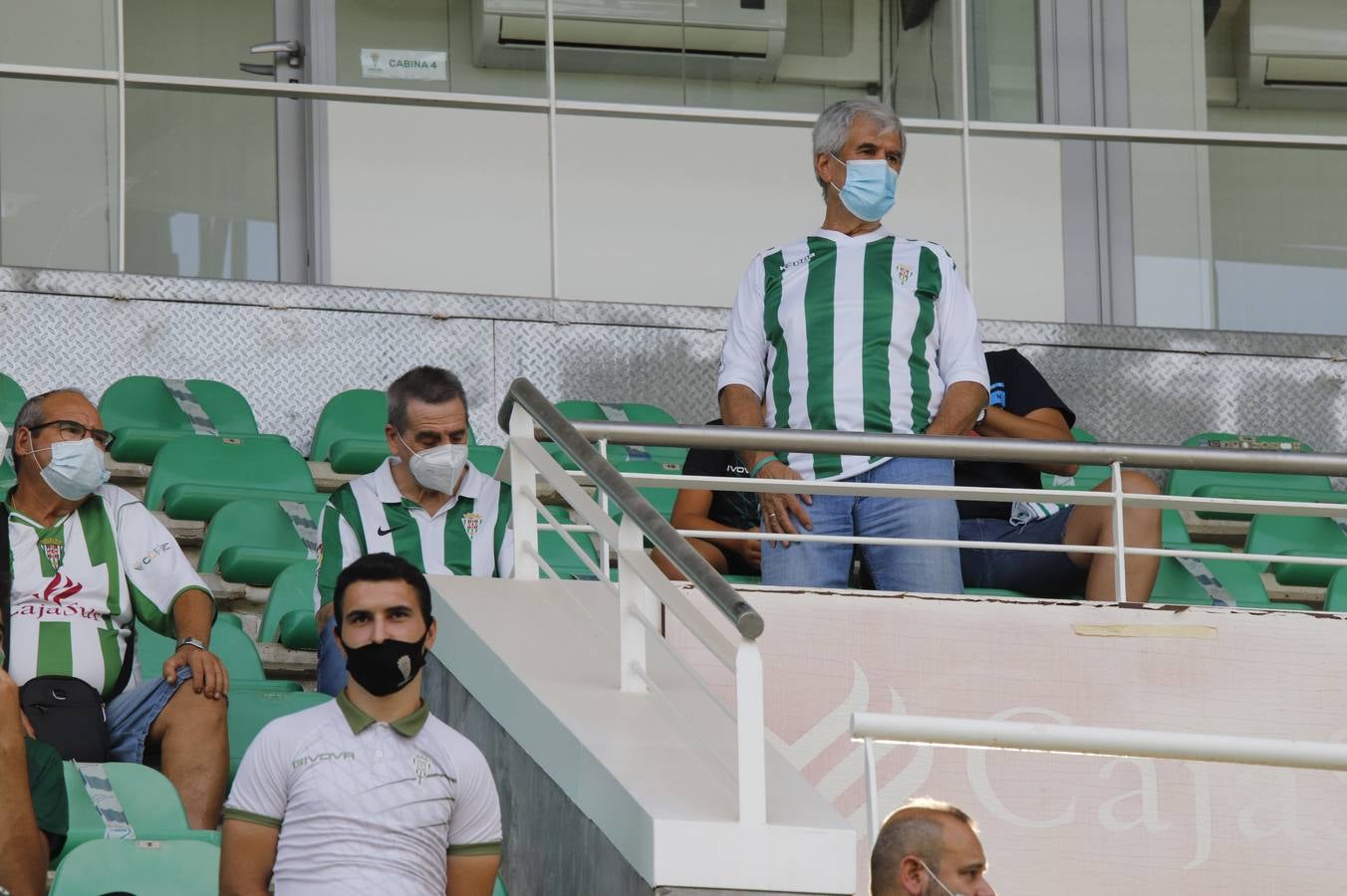 La vuelta del público en el Córdoba CF-Linares, en imágenes