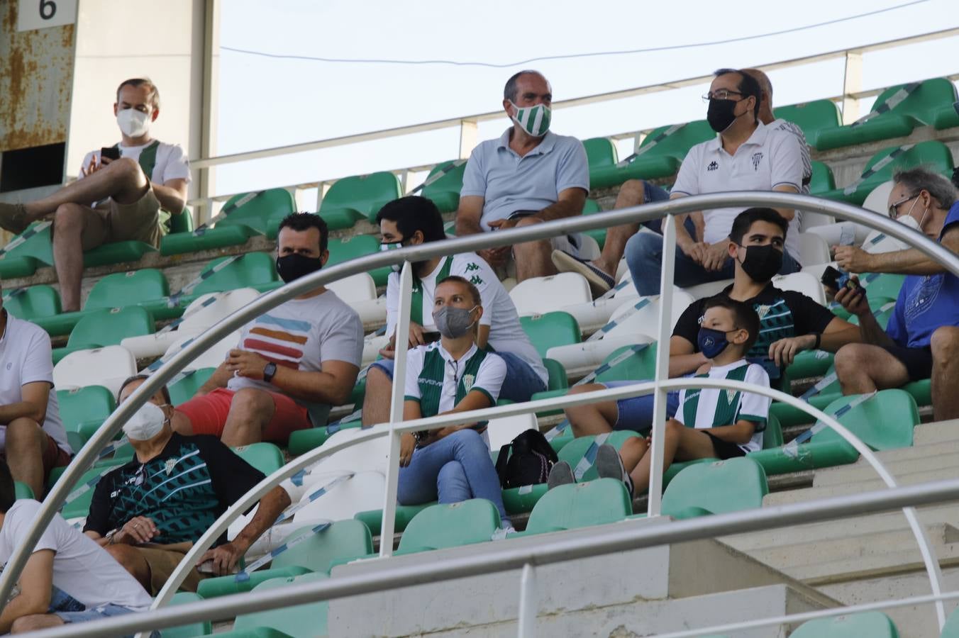 La vuelta del público en el Córdoba CF-Linares, en imágenes