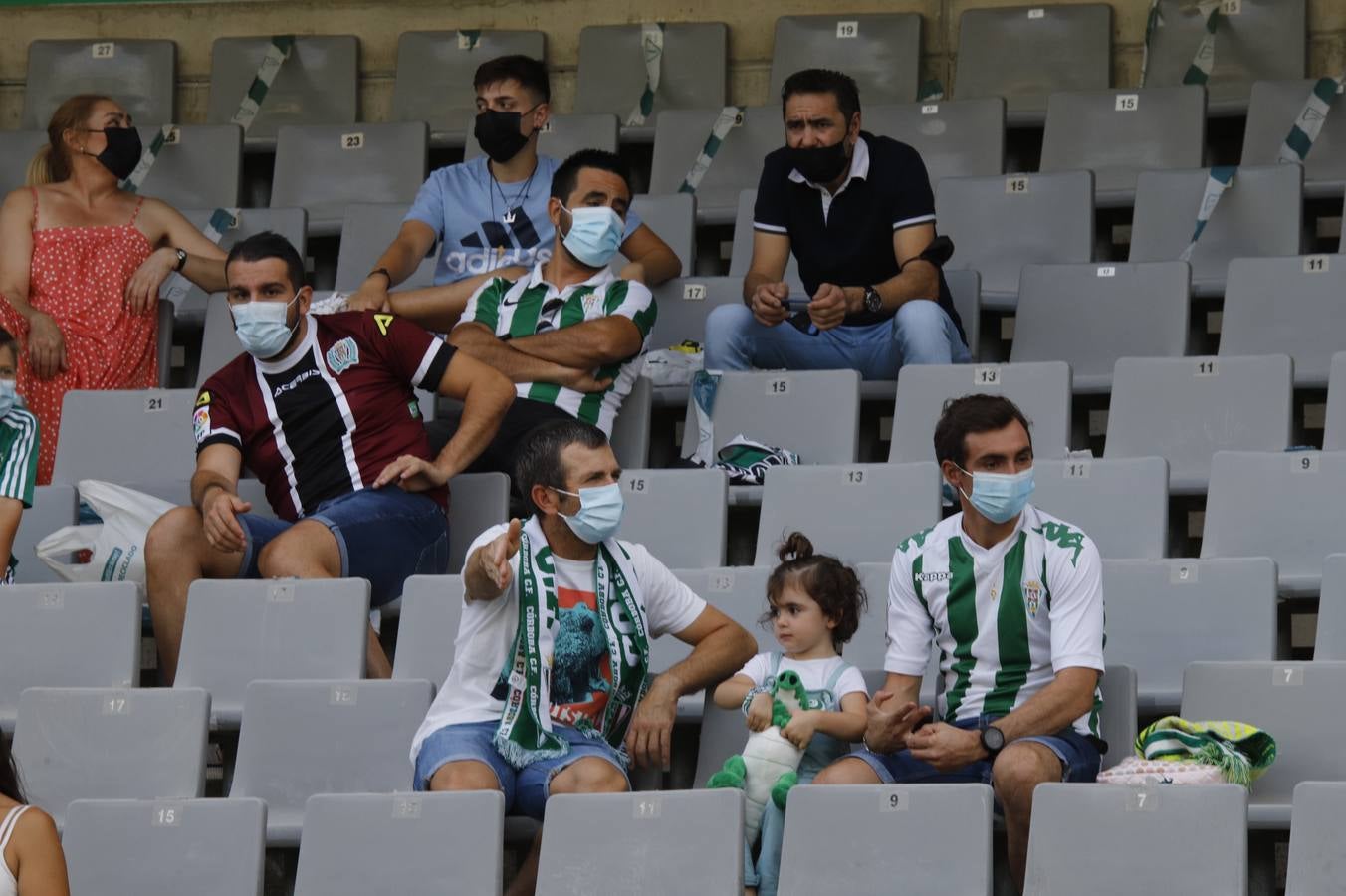 La vuelta del público en el Córdoba CF-Linares, en imágenes