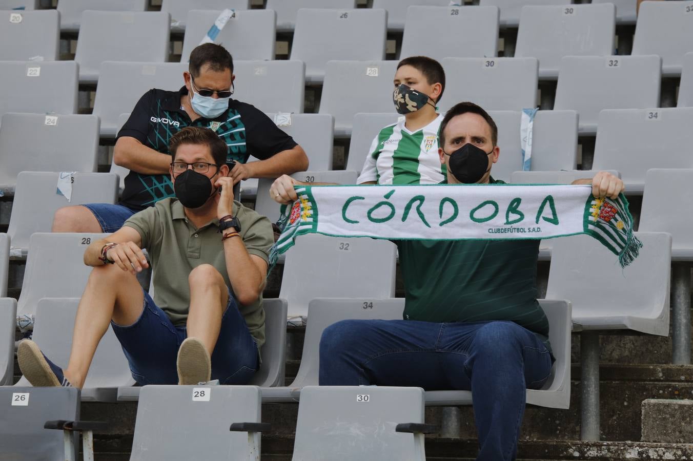 La vuelta del público en el Córdoba CF-Linares, en imágenes