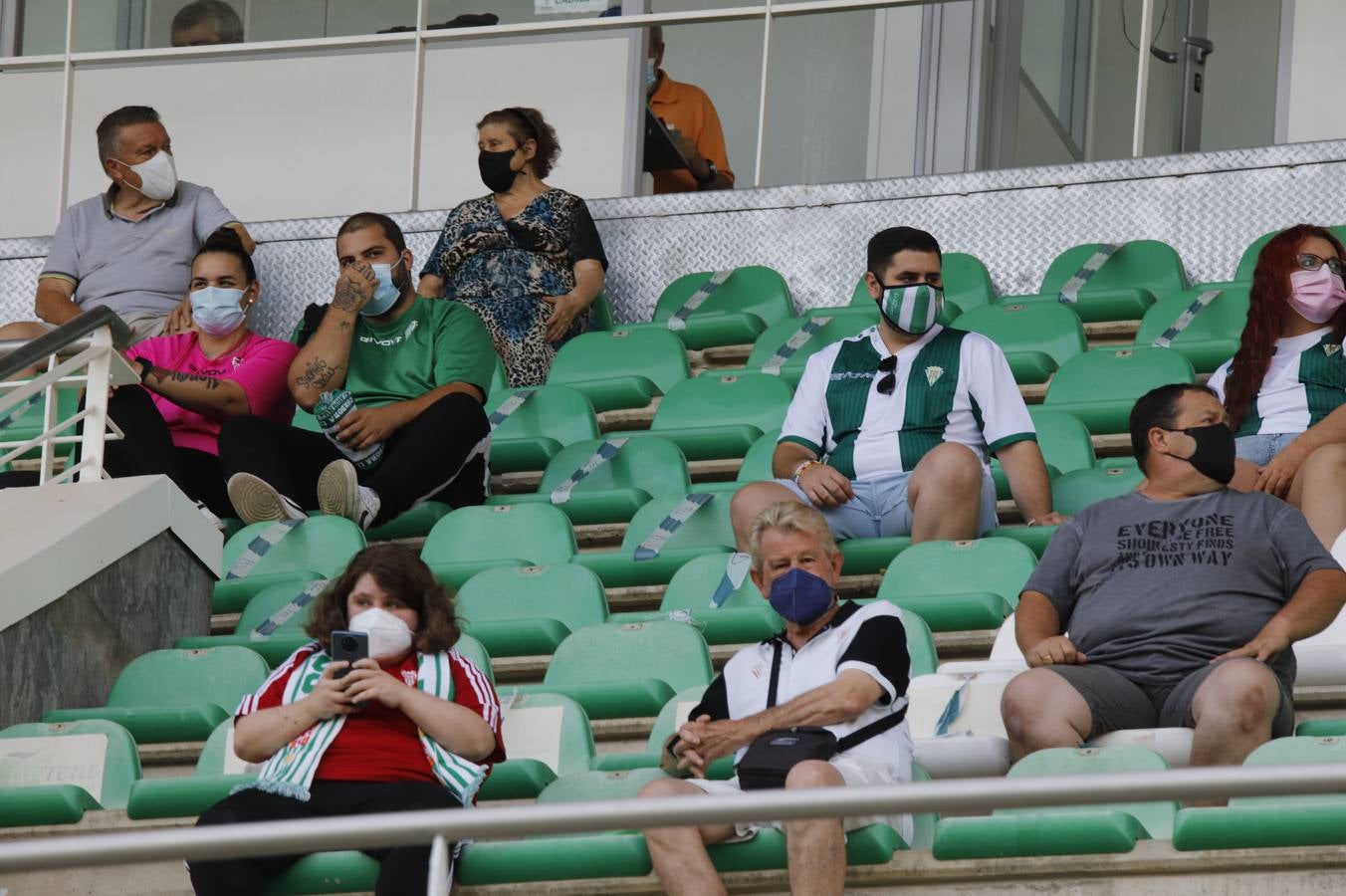 La vuelta del público en el Córdoba CF-Linares, en imágenes