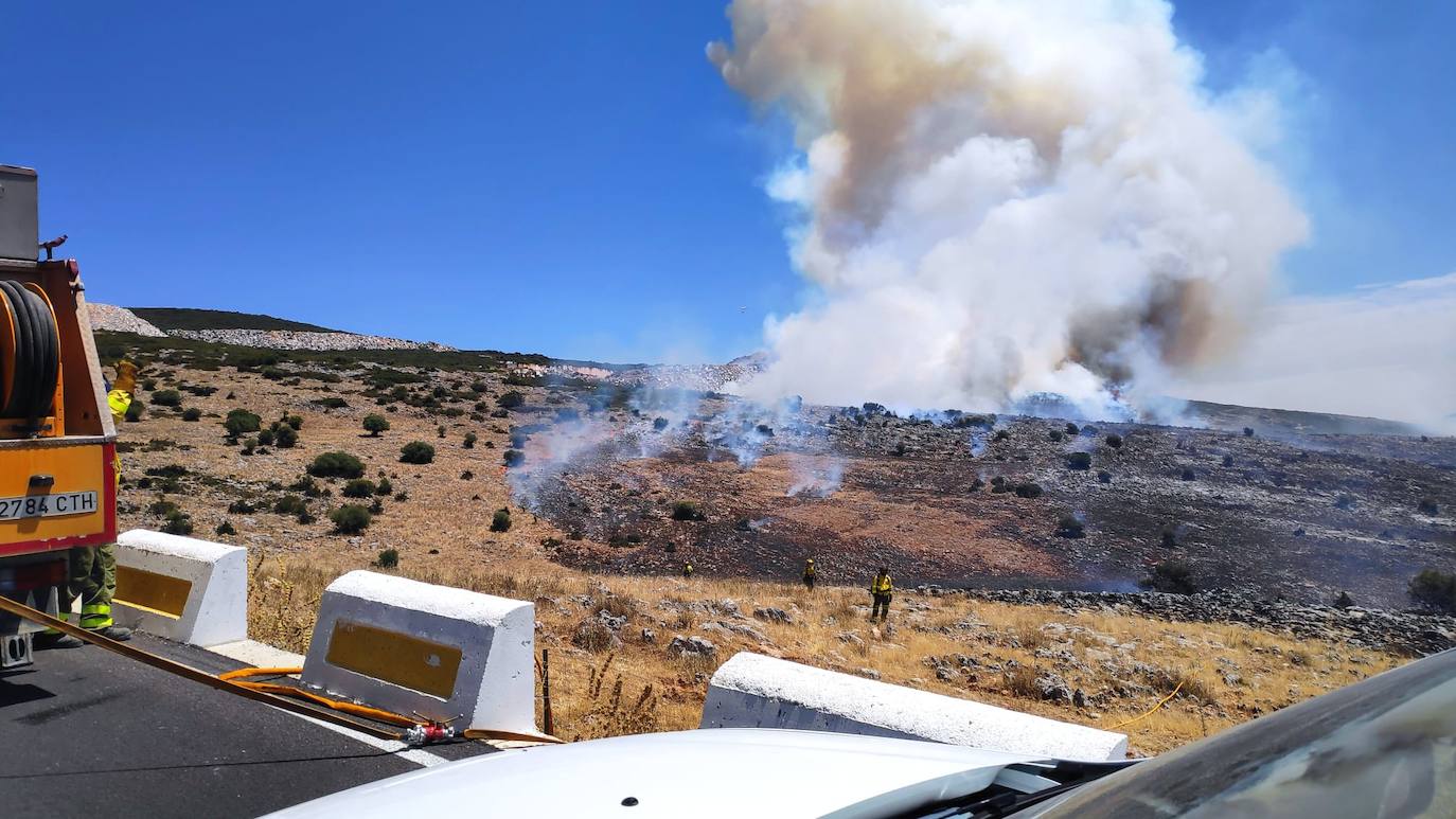 El incendio forestal en la Sierra de Cabra, en imágenes