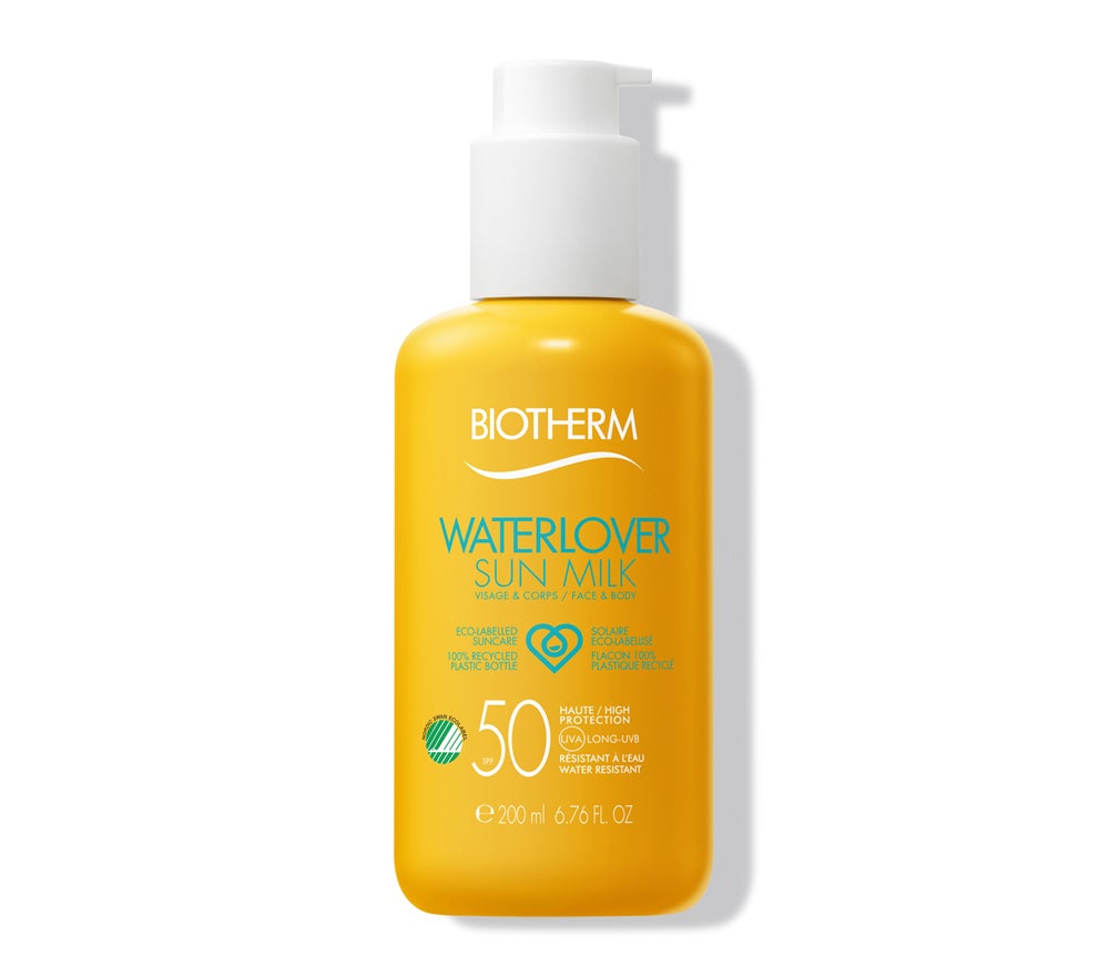 Waterlover Sun Milk SPF 50 de Biotherm. Una de las marcas que llevan años
				luchando por reducir el impacto de los productos de belleza en los
				océanos es Biotherm a través de su programa Water Lovers. Su crema
				solar Waterlover Sun Milk SPF 50 (22,75 €) combina protección y
				sostenibilidad. Este protector protege la piel gracias al sistema
				Mexoryl y la combinación de Life Plankton, calmante y regenerador, a
				la vez que cuida los océanos, con filtros solares ecotestados y una
				fórmula biodegradable en un 58% para un menor impacto en el entorno
				acuático.