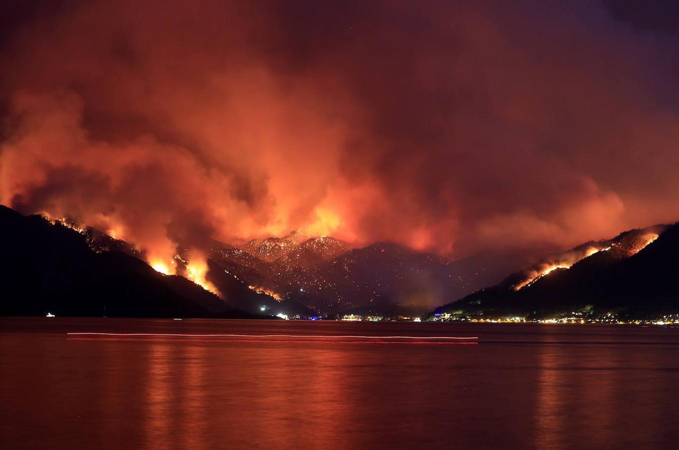 Una ola de incendios asola el sur y el oeste de Turquía. 