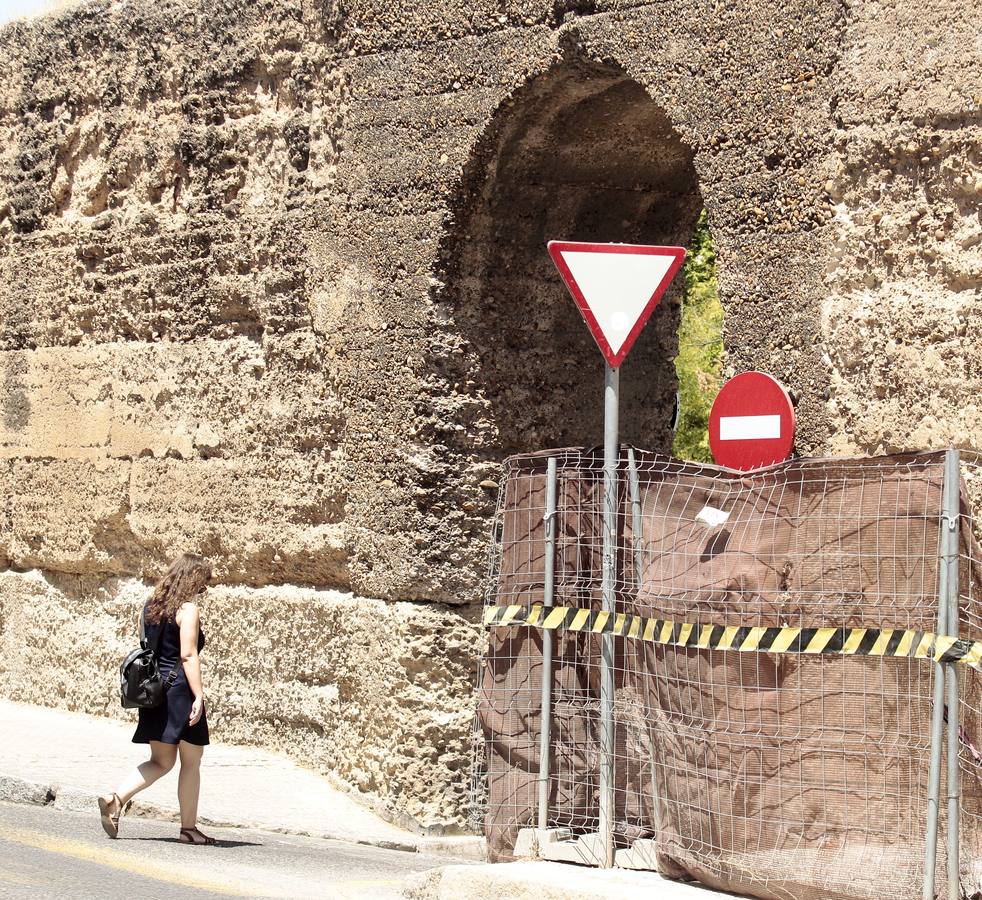 El paradigma de la falta de mantenimiento es Torneo,  donde este martes han comenzado las obras para su transformación en bulevar verde. La muralla de la Macarena o las columnas de la calle Mármoles son otros ejemplos