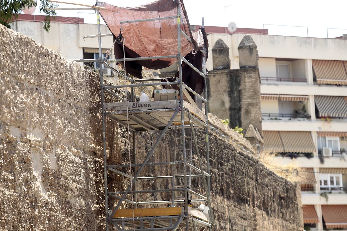 El paradigma de la falta de mantenimiento es Torneo,  donde este martes han comenzado las obras para su transformación en bulevar verde. La muralla de la Macarena o las columnas de la calle Mármoles son otros ejemplos