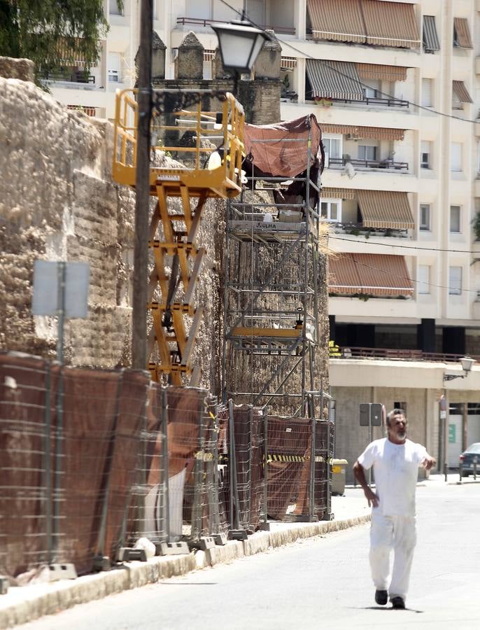 El paradigma de la falta de mantenimiento es Torneo,  donde este martes han comenzado las obras para su transformación en bulevar verde. La muralla de la Macarena o las columnas de la calle Mármoles son otros ejemplos