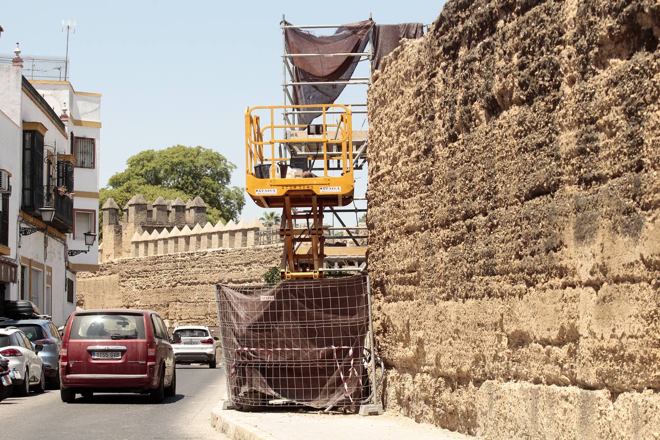 El paradigma de la falta de mantenimiento es Torneo,  donde este martes han comenzado las obras para su transformación en bulevar verde. La muralla de la Macarena o las columnas de la calle Mármoles son otros ejemplos