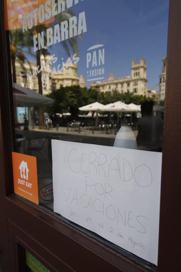 Negocios cerrados por vacaciones en Córdoba, en imágenes