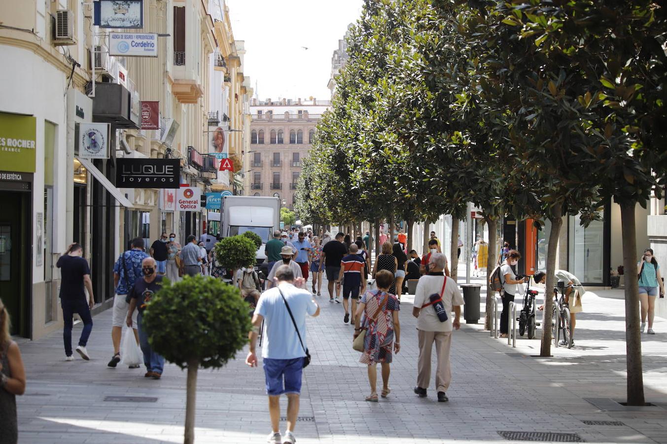 Negocios cerrados por vacaciones en Córdoba, en imágenes