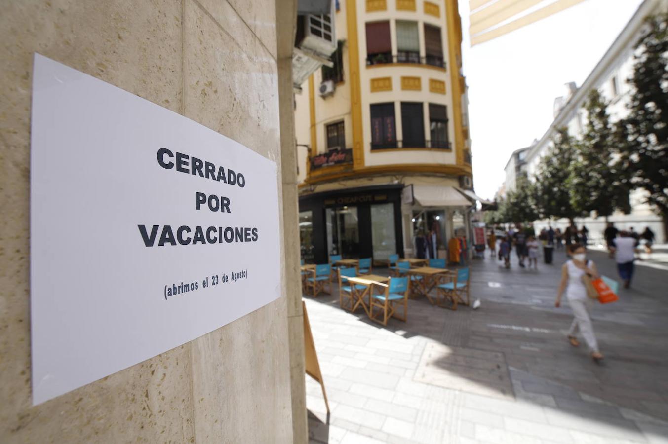 Negocios cerrados por vacaciones en Córdoba, en imágenes